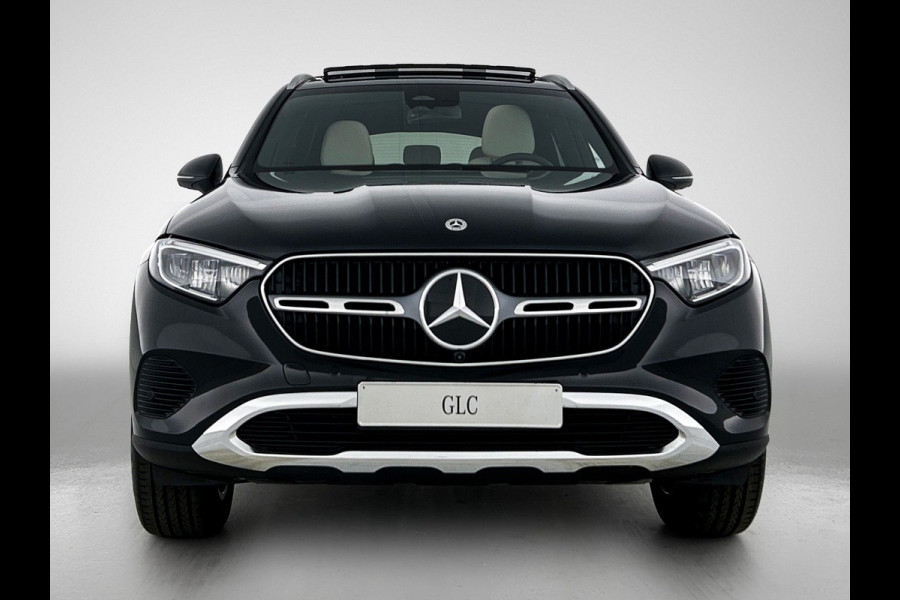 Mercedes-Benz GLC 300e 4MATIC Business Solution Luxury | Parkeerpakket met 360°-camera | Comfortpakket Plus | Trekhaak | Panoramaschuifdak | Sierdelen openporig hout aluminiumlines | DISTRONIC | 19 inch vijf-dubbelspaaks velgen |