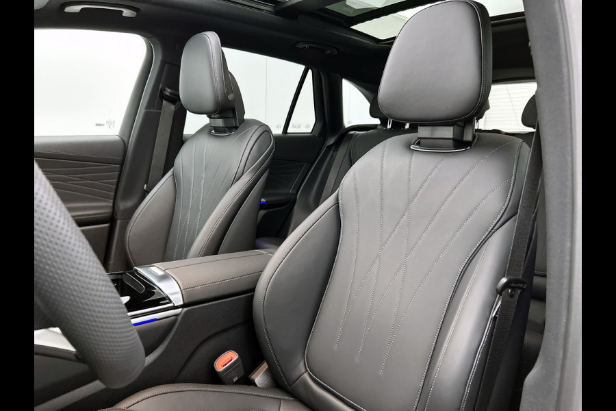 Mercedes-Benz GLC 300e 4MATIC Sport Edition | Premium | Nightpakket | Rijassistentiepakket Plus | Treeplanken in aluminiumlook | Trekhaak | Panoramaschuifdak | Smartphone integratie | 360° camera | Sfeerverlichting |