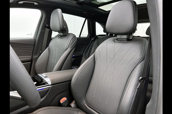 Mercedes-Benz GLC 300e 4MATIC Sport Edition | Premium | Nightpakket | Rijassistentiepakket Plus | Treeplanken in aluminiumlook | Trekhaak | Panoramaschuifdak | Smartphone integratie | 360° camera | Sfeerverlichting |