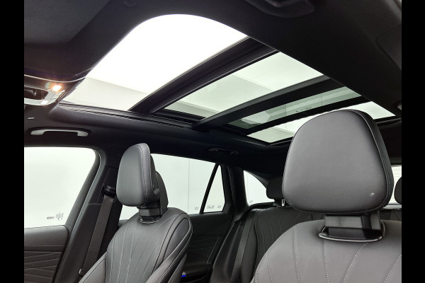 Mercedes-Benz GLC 300e 4MATIC Sport Edition | Premium | Nightpakket | Rijassistentiepakket Plus | Treeplanken in aluminiumlook | Trekhaak | Panoramaschuifdak | Smartphone integratie | 360° camera | Sfeerverlichting |