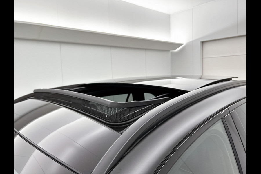 Mercedes-Benz GLC 300e 4MATIC Sport Edition | Premium | Nightpakket | Rijassistentiepakket Plus | Treeplanken in aluminiumlook | Trekhaak | Panoramaschuifdak | Smartphone integratie | 360° camera | Sfeerverlichting |