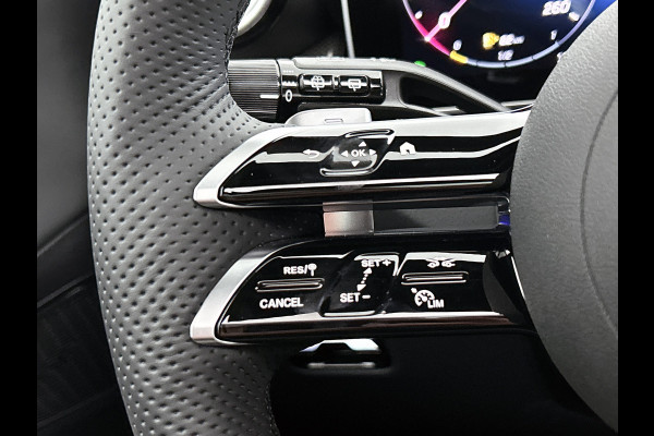 Mercedes-Benz GLC 300e 4MATIC Sport Edition | Premium | Nightpakket | Rijassistentiepakket Plus | Treeplanken in aluminiumlook | Trekhaak | Panoramaschuifdak | Smartphone integratie | 360° camera | Sfeerverlichting |