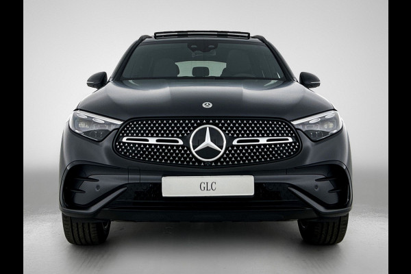 Mercedes-Benz GLC 300e 4MATIC Sport Edition | Premium | Nightpakket | Rijassistentiepakket Plus | Treeplanken in aluminiumlook | Trekhaak | Panoramaschuifdak | Smartphone integratie | 360° camera | Sfeerverlichting |