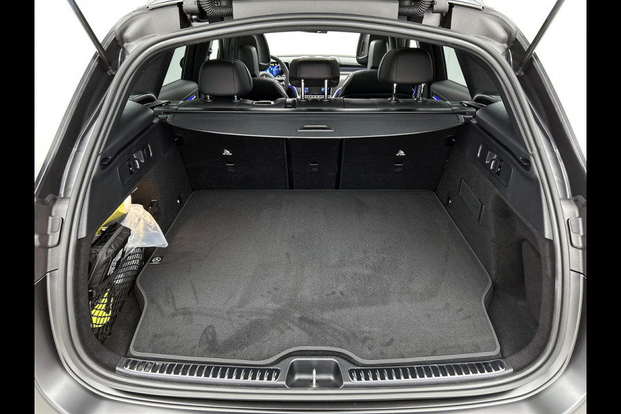 Mercedes-Benz GLC 300e 4MATIC Sport Edition | Premium | Nightpakket | Rijassistentiepakket Plus | Treeplanken in aluminiumlook | Trekhaak | Panoramaschuifdak | Smartphone integratie | 360° camera | Sfeerverlichting |