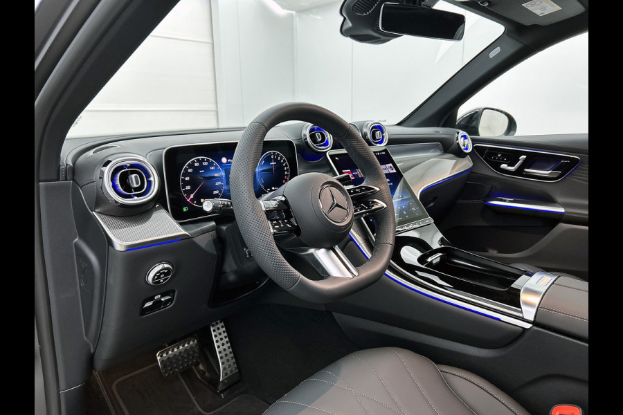Mercedes-Benz GLC 300e 4MATIC Sport Edition | Premium | Nightpakket | Rijassistentiepakket Plus | Treeplanken in aluminiumlook | Trekhaak | Panoramaschuifdak | Smartphone integratie | 360° camera | Sfeerverlichting |