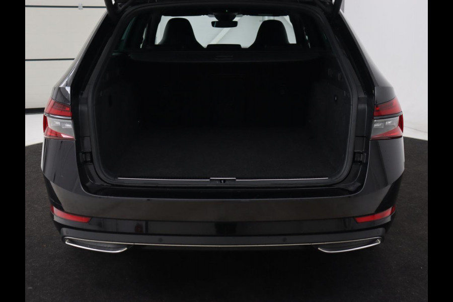 Škoda Superb 1.4 TSI iV Sportline | Stoelverwarming | Alcantara | Adaptive cruise | Camera | Carplay | Matrix LED | Stuurverwarming | Virtual Cockpit | Navigatie | Parkeerhulp | Sportstoelen | Sfeerverlichting | PHEV | Plug In
