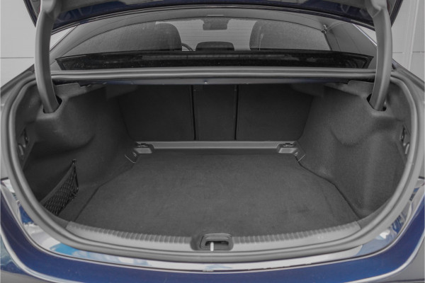 Mercedes-Benz C-Klasse 200 Launch Edition AMG Line Pano Burmester Trekhaak Camera Stoelverw