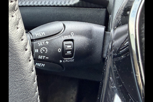 Peugeot e-2008 EV Allure 50 kWh (Keyless Entry - LED - Parkeersensoren V+A - Navigatie - Automatische Airco - 3D Cockpit - Apple Carplay)