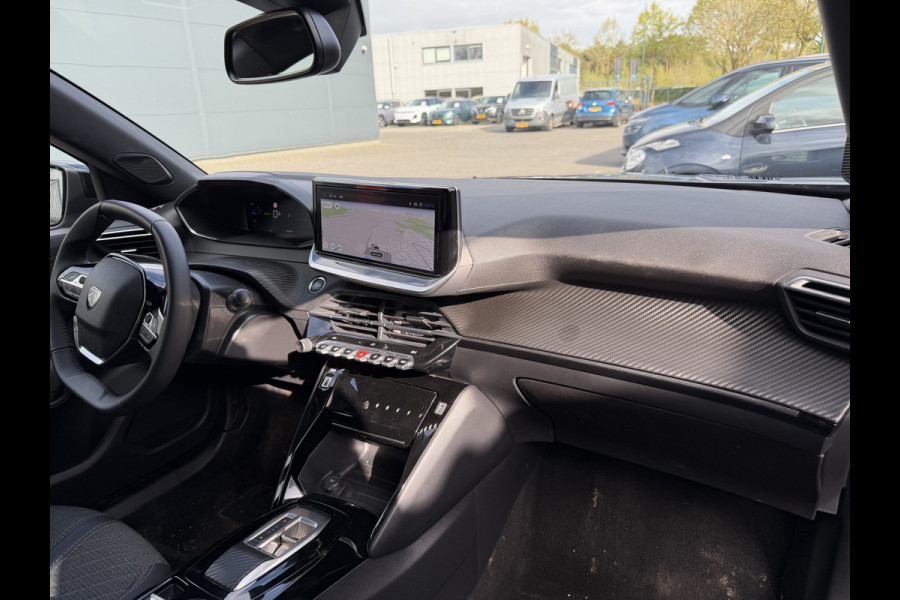 Peugeot e-2008 EV Allure 50 kWh (Keyless Entry - LED - Parkeersensoren V+A - Navigatie - Automatische Airco - 3D Cockpit - Apple Carplay)