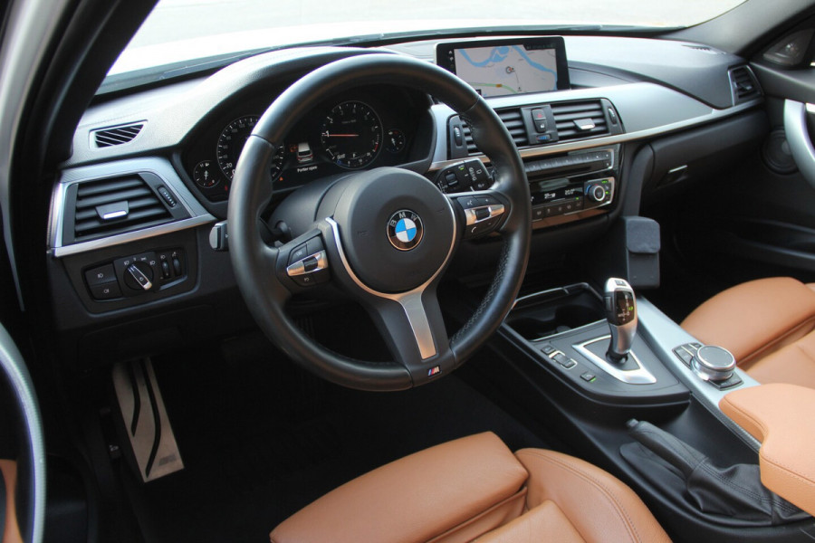 BMW 3 Serie Touring 318i M Sport | 2E EIGENAAR | PANO-DAK | LEDER | HARMAN-KARDON | SPORTONDERSTEL | STOELVERW | NAVI | PDC | LED