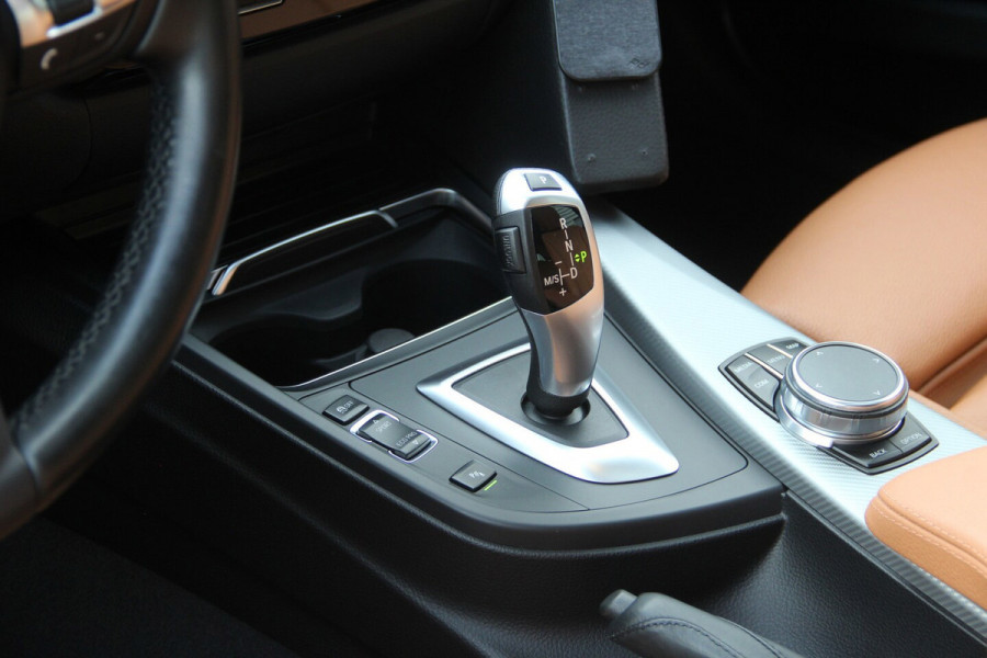 BMW 3 Serie Touring 318i M Sport | 2E EIGENAAR | PANO-DAK | LEDER | HARMAN-KARDON | SPORTONDERSTEL | STOELVERW | NAVI | PDC | LED