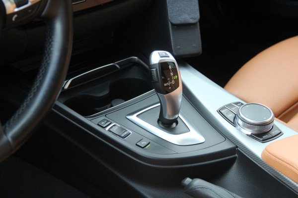 BMW 3 Serie Touring 318i M Sport | 2E EIGENAAR | PANO-DAK | LEDER | HARMAN-KARDON | SPORTONDERSTEL | STOELVERW | NAVI | PDC | LED