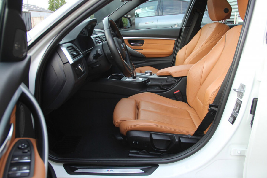 BMW 3 Serie Touring 318i M Sport | 2E EIGENAAR | PANO-DAK | LEDER | HARMAN-KARDON | SPORTONDERSTEL | STOELVERW | NAVI | PDC | LED