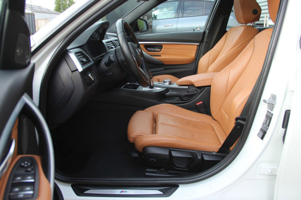 BMW 3 Serie Touring 318i M Sport | 2E EIGENAAR | PANO-DAK | LEDER | HARMAN-KARDON | SPORTONDERSTEL | STOELVERW | NAVI | PDC | LED
