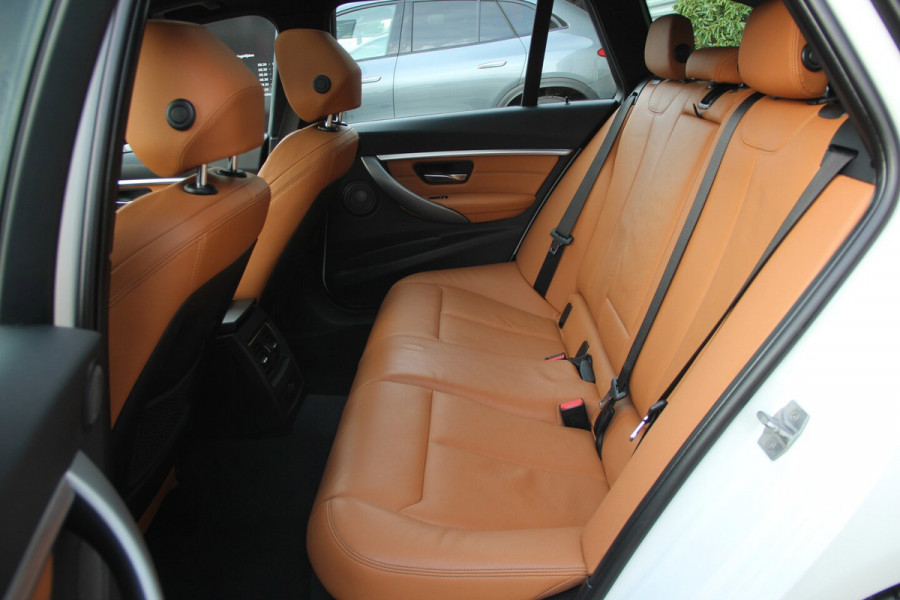BMW 3 Serie Touring 318i M Sport | 2E EIGENAAR | PANO-DAK | LEDER | HARMAN-KARDON | SPORTONDERSTEL | STOELVERW | NAVI | PDC | LED