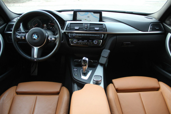 BMW 3 Serie Touring 318i M Sport | 2E EIGENAAR | PANO-DAK | LEDER | HARMAN-KARDON | SPORTONDERSTEL | STOELVERW | NAVI | PDC | LED