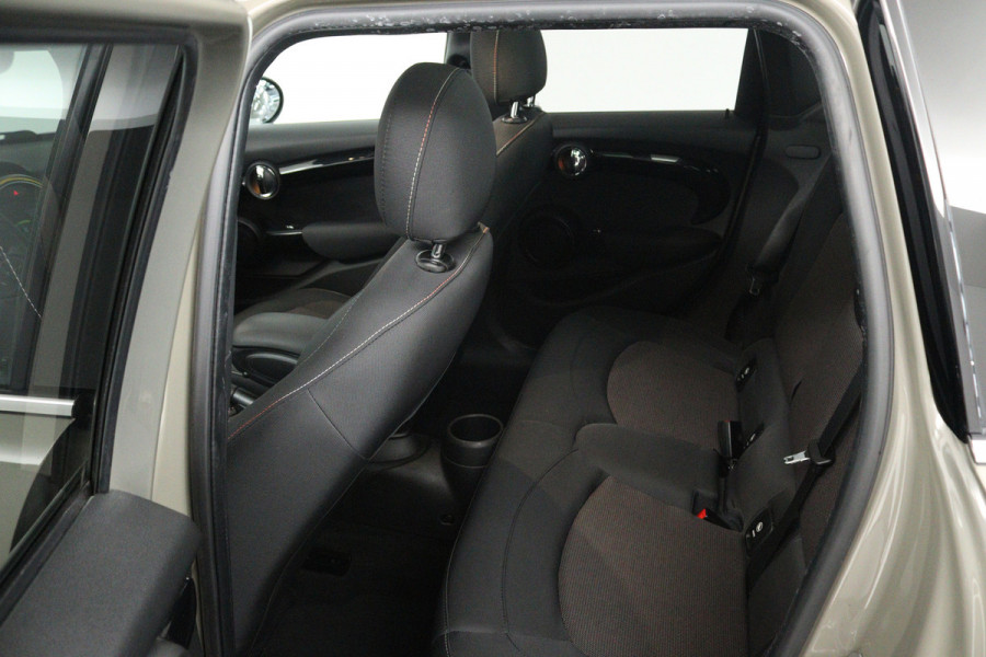 MINI Mini 1.5 Cooper Pepper (PANORAMADAK, STOELVERWARMING, CRUISE CONTROL, NAVIGATIE, PARKEERSENSOREN)