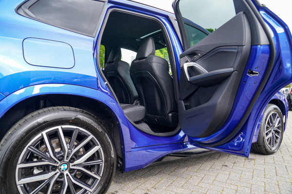 BMW X1 18i M-sport High Executive | HuD | Panorama | Harman/Kardon | incl BTW | M-pakket | Leder/Alcantara | Trekhaak elek | Lane