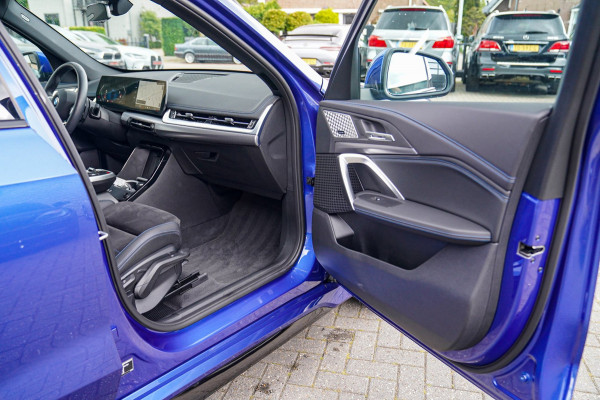 BMW X1 18i M-sport High Executive | HuD | Panorama | Harman/Kardon | incl BTW | M-pakket | Leder/Alcantara | Trekhaak elek | Lane