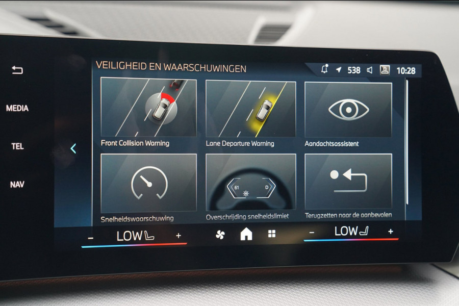 BMW X1 18i M-sport High Executive | HuD | Panorama | Harman/Kardon | incl BTW | M-pakket | Leder/Alcantara | Trekhaak elek | Lane