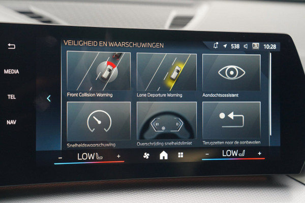 BMW X1 18i M-sport High Executive | HuD | Panorama | Harman/Kardon | incl BTW | M-pakket | Leder/Alcantara | Trekhaak elek | Lane