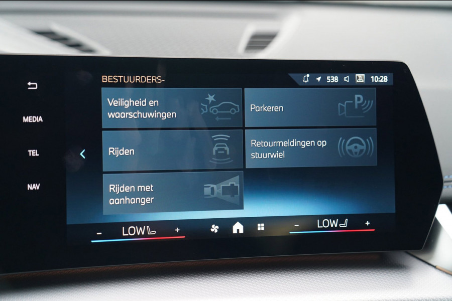 BMW X1 18i M-sport High Executive | HuD | Panorama | Harman/Kardon | incl BTW | M-pakket | Leder/Alcantara | Trekhaak elek | Lane