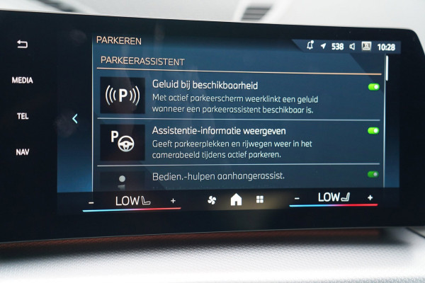 BMW X1 18i M-sport High Executive | HuD | Panorama | Harman/Kardon | incl BTW | M-pakket | Leder/Alcantara | Trekhaak elek | Lane
