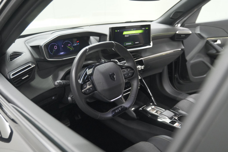 Peugeot 2008 PureTech 130 EAT8 GT | Camera | Apple Carplay | Parkeersensoren | 17 Inch Lichtmetalen Velgen