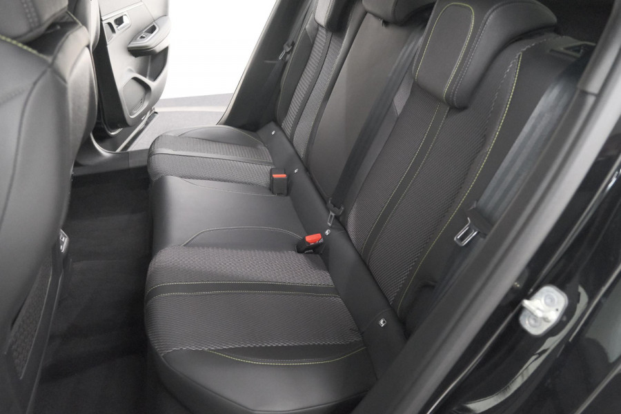 Peugeot 2008 PureTech 130 EAT8 GT | Camera | Apple Carplay | Parkeersensoren | 17 Inch Lichtmetalen Velgen