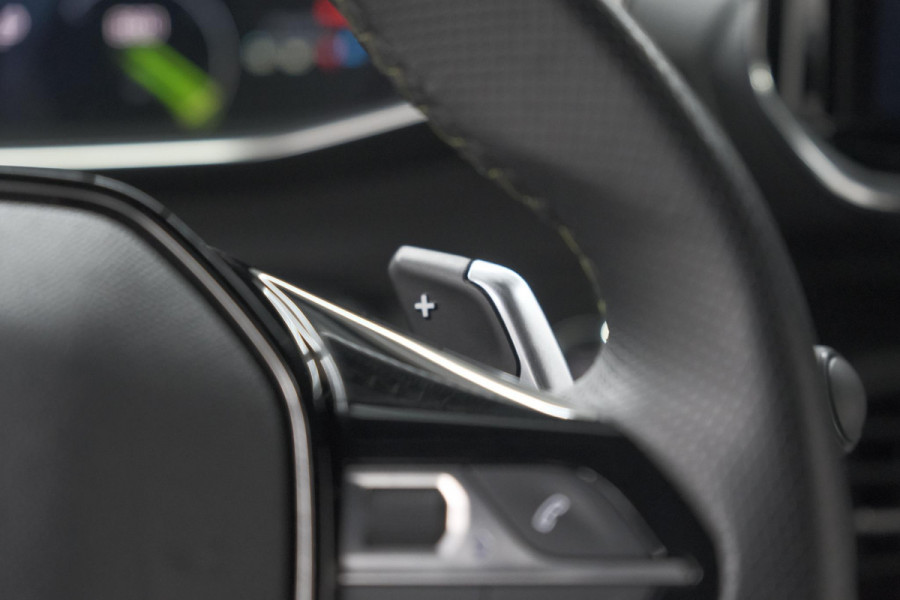 Peugeot 2008 PureTech 130 EAT8 GT | Camera | Apple Carplay | Parkeersensoren | 17 Inch Lichtmetalen Velgen
