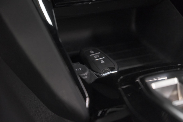 Peugeot 2008 PureTech 130 EAT8 GT | Camera | Apple Carplay | Parkeersensoren | 17 Inch Lichtmetalen Velgen