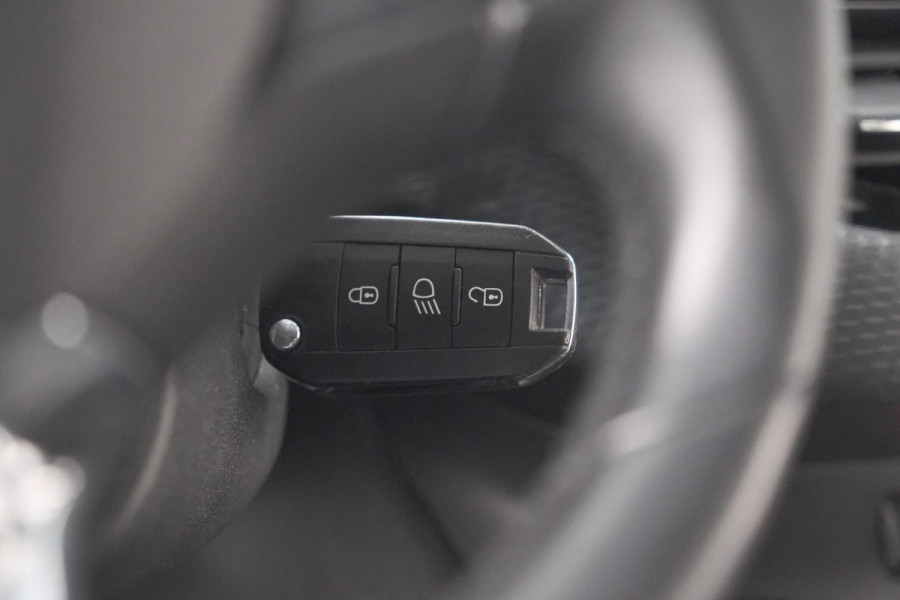 Peugeot 208 PureTech 82 Signature | Trekhaak | Parkeersensoren | Apple Carplay | Navigatie