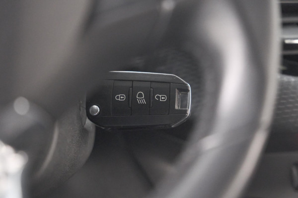 Peugeot 208 PureTech 82 Signature | Trekhaak | Parkeersensoren | Apple Carplay | Navigatie