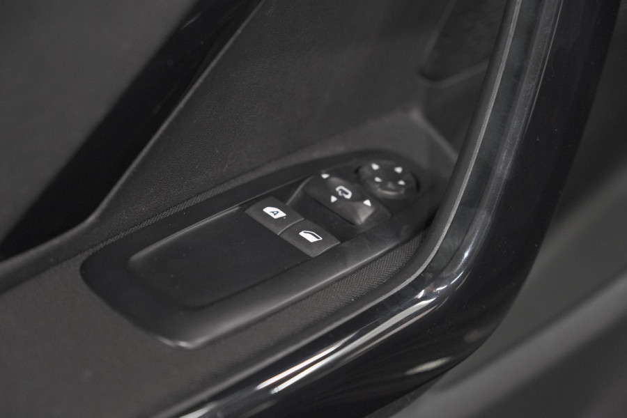 Peugeot 208 PureTech 82 Signature | Trekhaak | Parkeersensoren | Apple Carplay | Navigatie