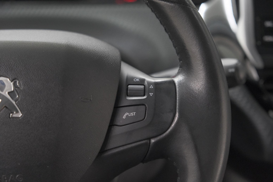 Peugeot 208 PureTech 82 Signature | Trekhaak | Parkeersensoren | Apple Carplay | Navigatie