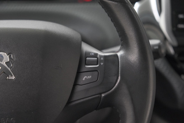 Peugeot 208 PureTech 82 Signature | Trekhaak | Parkeersensoren | Apple Carplay | Navigatie