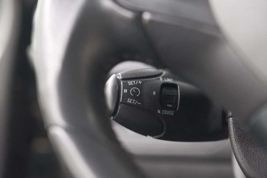 Peugeot 208 PureTech 82 Signature | Trekhaak | Parkeersensoren | Apple Carplay | Navigatie