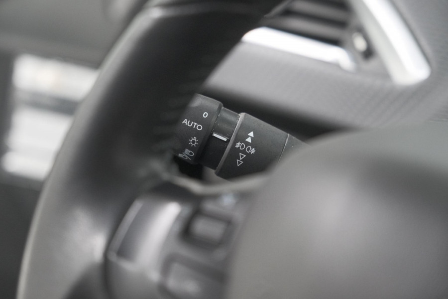 Peugeot 208 PureTech 82 Signature | Trekhaak | Parkeersensoren | Apple Carplay | Navigatie