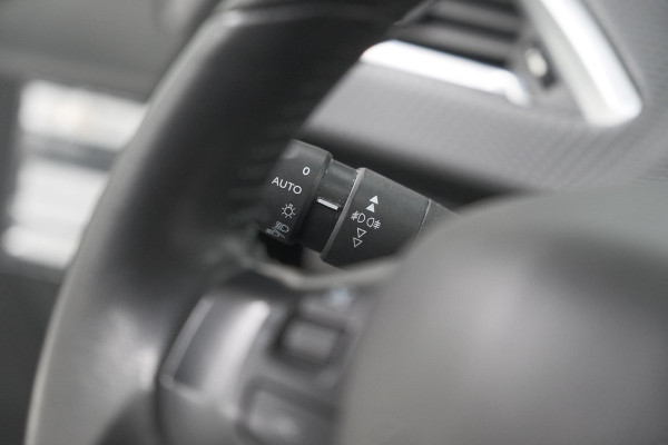 Peugeot 208 PureTech 82 Signature | Trekhaak | Parkeersensoren | Apple Carplay | Navigatie