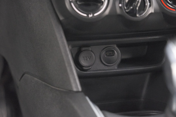 Peugeot 208 PureTech 82 Signature | Trekhaak | Parkeersensoren | Apple Carplay | Navigatie