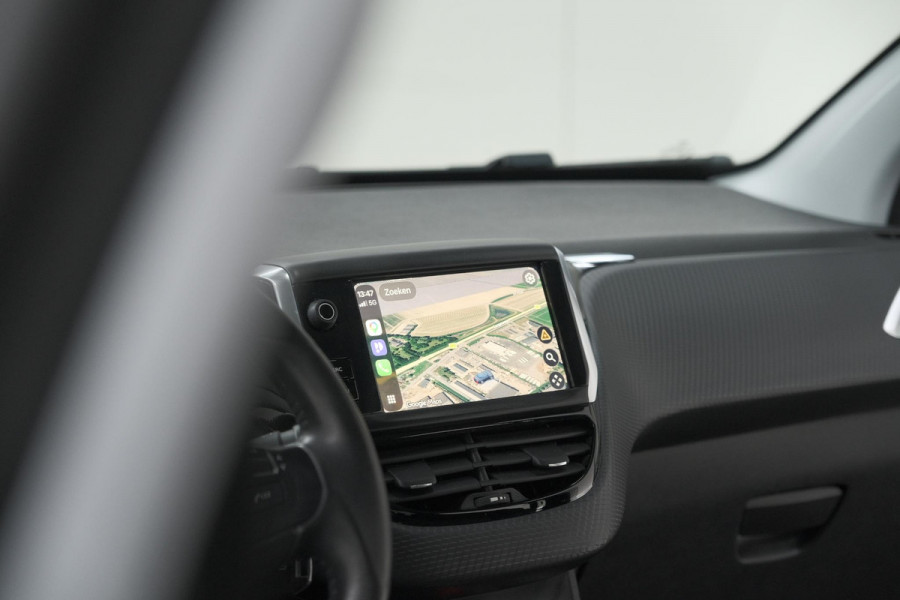 Peugeot 208 PureTech 82 Signature | Trekhaak | Parkeersensoren | Apple Carplay | Navigatie