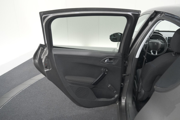 Peugeot 208 PureTech 82 Signature | Trekhaak | Parkeersensoren | Apple Carplay | Navigatie