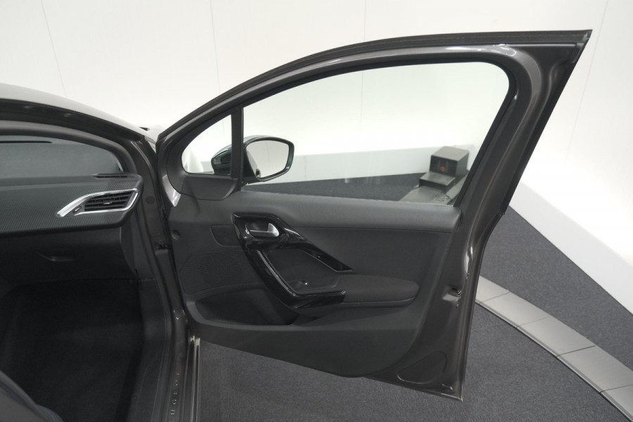 Peugeot 208 PureTech 82 Signature | Trekhaak | Parkeersensoren | Apple Carplay | Navigatie