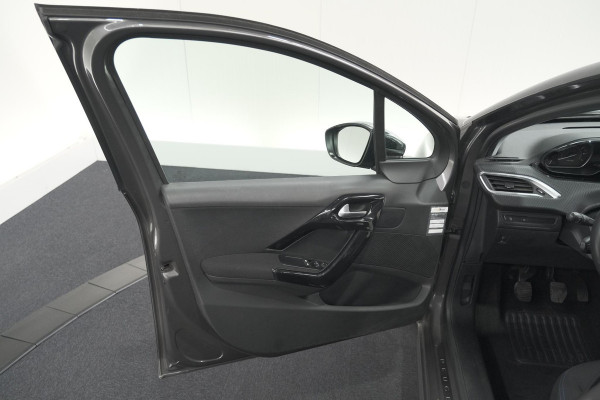 Peugeot 208 PureTech 82 Signature | Trekhaak | Parkeersensoren | Apple Carplay | Navigatie