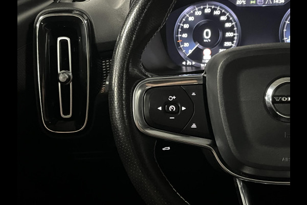 Volvo XC40 2.0 T4 AWD R-Design Trekhaak | Open dak | Stoelverwarming | Achteruitrij camera | Leder | Navigatie