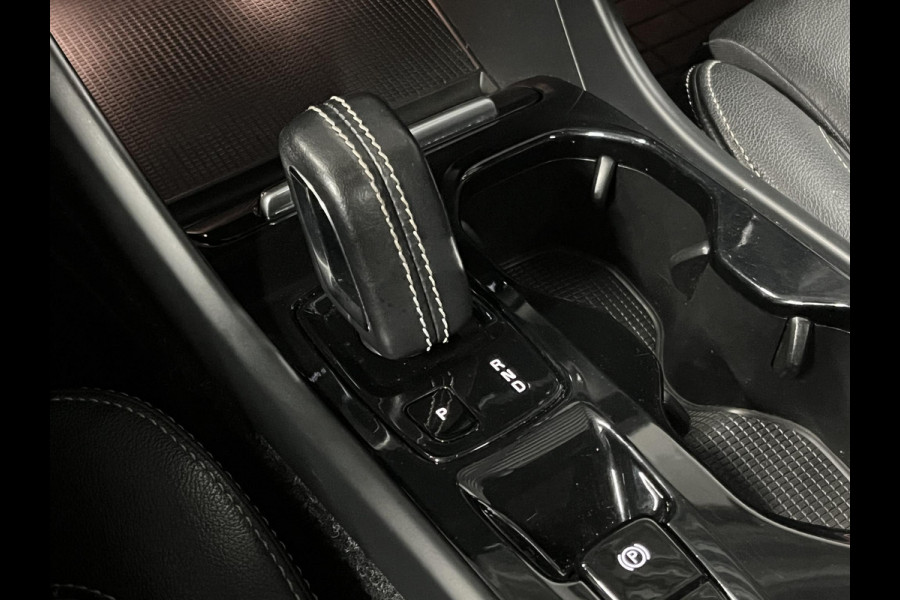 Volvo XC40 2.0 T4 AWD R-Design Trekhaak | Open dak | Stoelverwarming | Achteruitrij camera | Leder | Navigatie