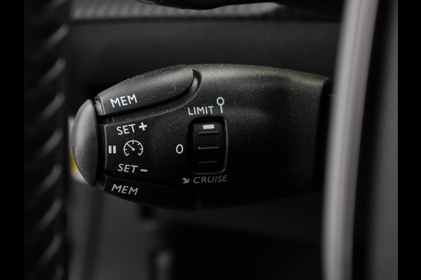 Peugeot 2008 1.2 Hybrid 136 pk Automaat Allure Navigatie Apple Carplay/Android Auto Climate Control Led Parkeer sensoren Cruise Control Stoelverwarming