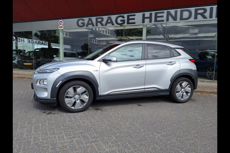 Hyundai Kona EV Fashion 64 kWh | SOH: nnb | 3 fase | Warmtepomp | Trekhaak | Camera | Adaptive CC | Blindspot |