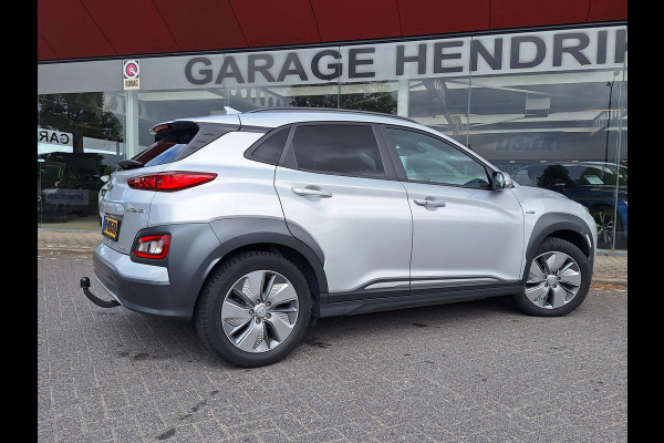 Hyundai Kona EV Fashion 64 kWh | SOH: nnb | 3 fase | Warmtepomp | Trekhaak | Camera | Adaptive CC | Blindspot |