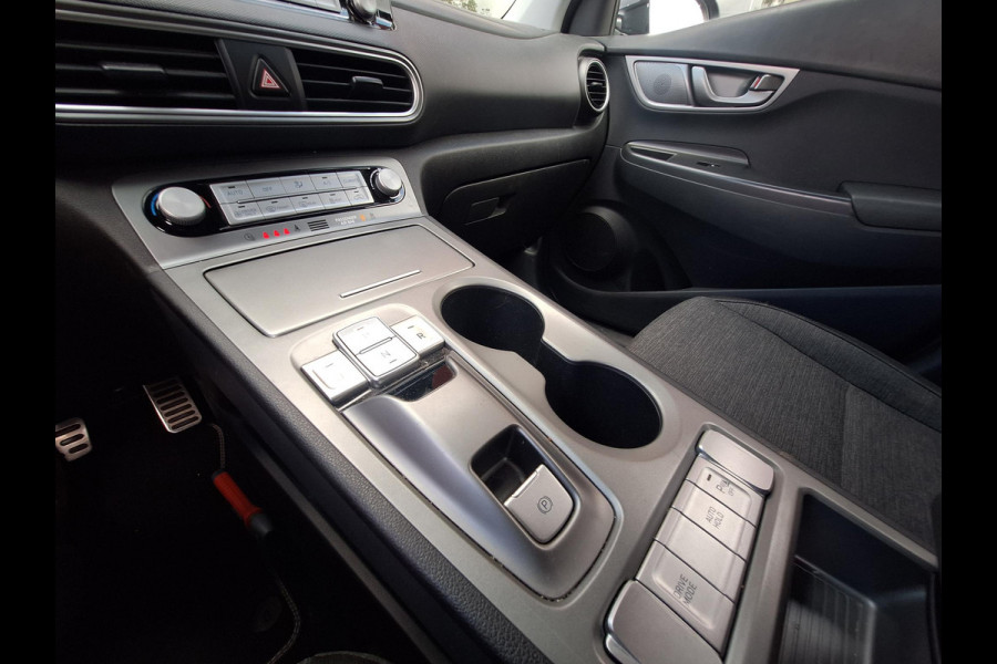 Hyundai Kona EV Fashion 64 kWh | SOH: nnb | 3 fase | Warmtepomp | Trekhaak | Camera | Adaptive CC | Blindspot |